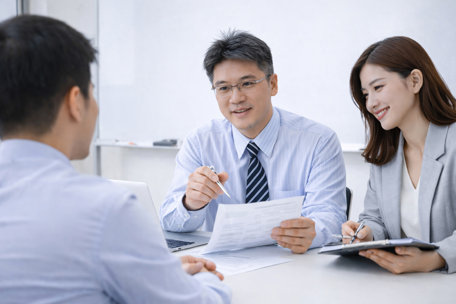 顧問團隊與客戶討論系統平台與補助計畫